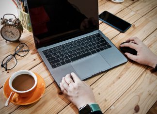 Thuiswerken tijdens corona: je \’werkpyjama\’ kan je productiviteit beïnvloeden